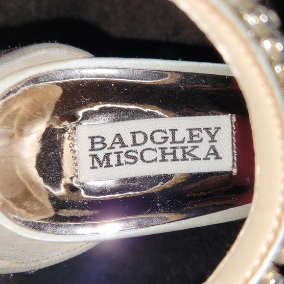 Badgley Mischka Ivory Satin Heels - Picture 4 of 13